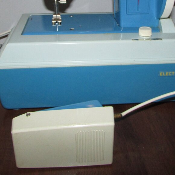 Vintage Sister Electric Kids Sewing Machine - Picture 11 of 15